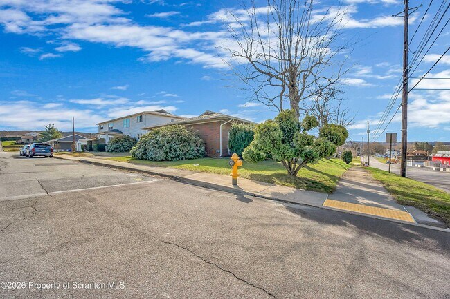 Foto del edificio - 801 Moosic Rd