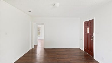 Building Photo - 410 Clinton Park St