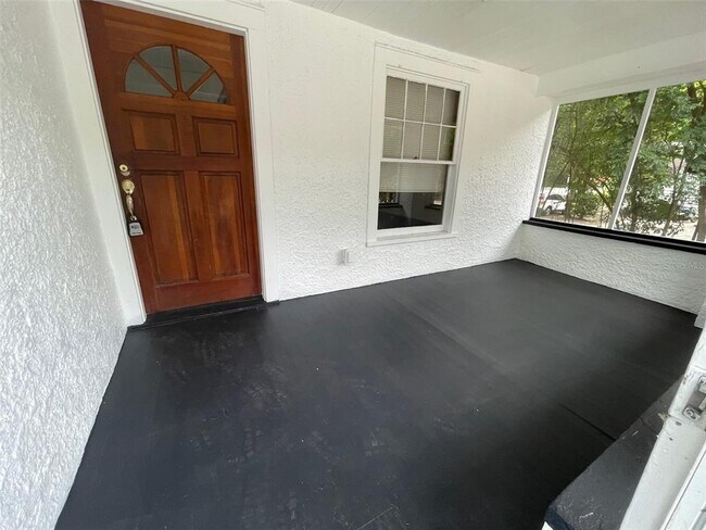 Foto del edificio - 2635 W University Ave