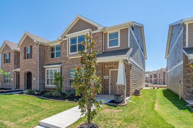 Foto del edificio - End unit that was the Model Home