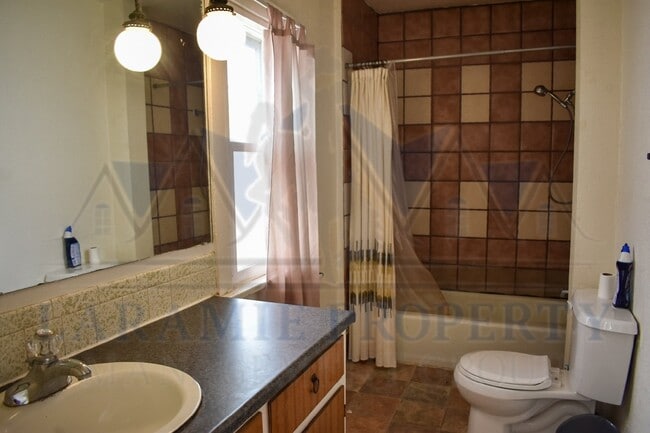 Building Photo - 2 Bedroom 1 Bathroom House