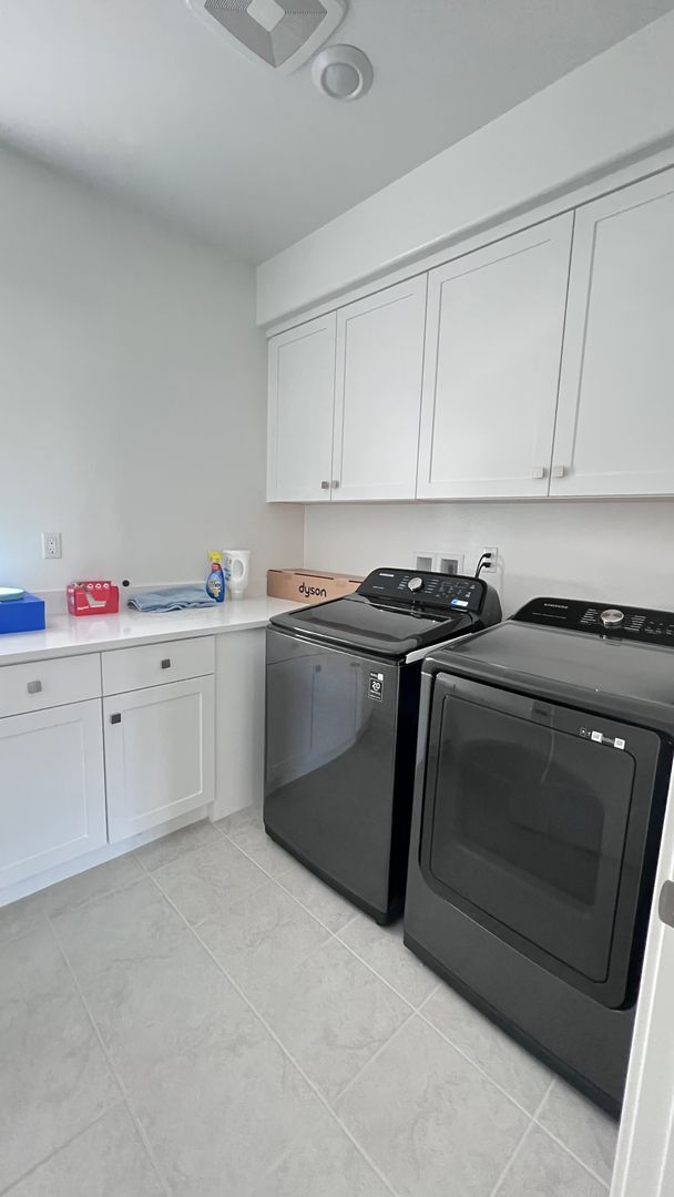 Building Photo - Beautiful furnished 4 bedroom Townhouse!