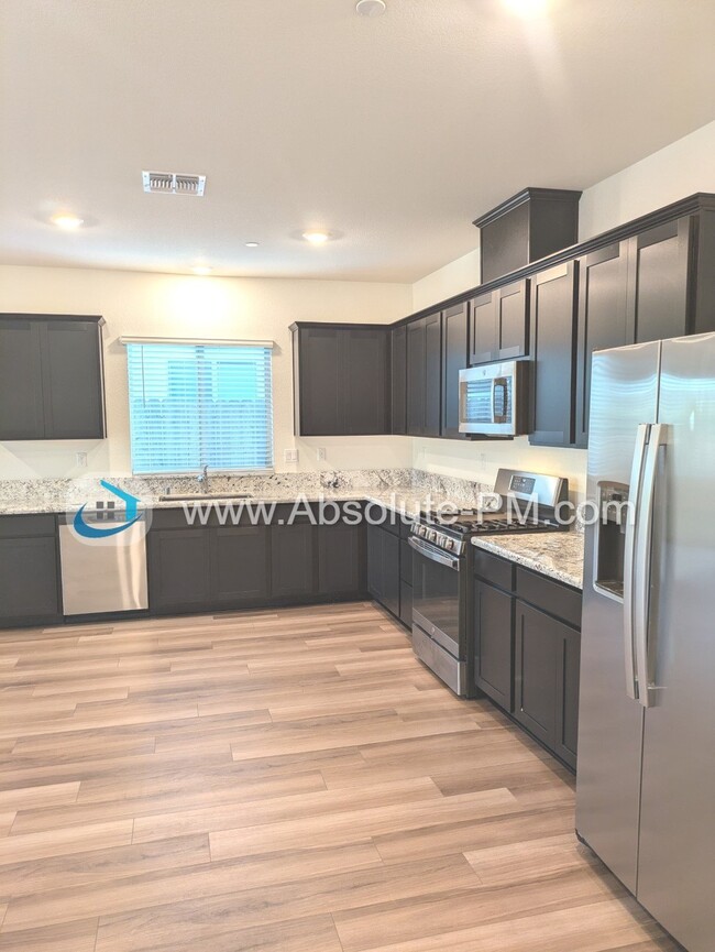 Foto del edificio - Amazing 4 Bedroom 2 Bath Solar Built in 20...