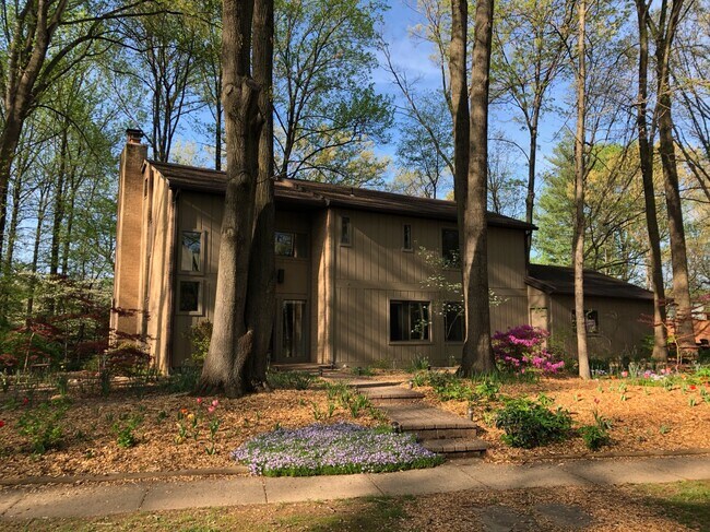 Building Photo - 2024 Mock Orange Ct