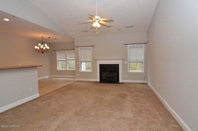 Building Photo - 4612 Pineview Dr