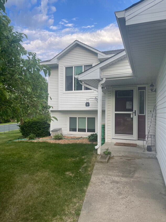 1407 Thistle Ln, Shakopee, MN 55379 House Rental in Shakopee, MN