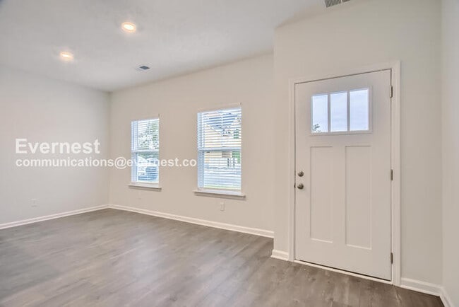 Foto del edificio - 305 Raines Ct