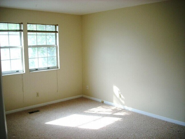 Foto del edificio - Spacious East Millcreek Townhouse