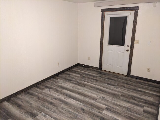 Building Photo - 1122 Roth Ln