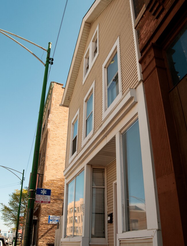 Facade - 2422 N Clybourn Ave