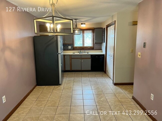 Building Photo - Charming 2-Bedroom in Agawam – Modern Comf...