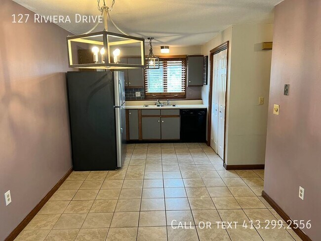 Foto del edificio - Charming 2-Bedroom in Agawam – Modern Comf...