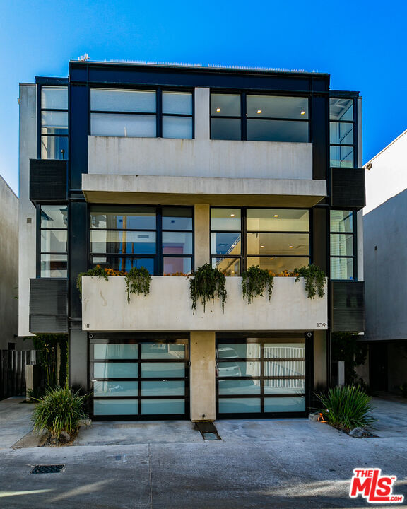 Building Photo - 109 Ocean Front Walk