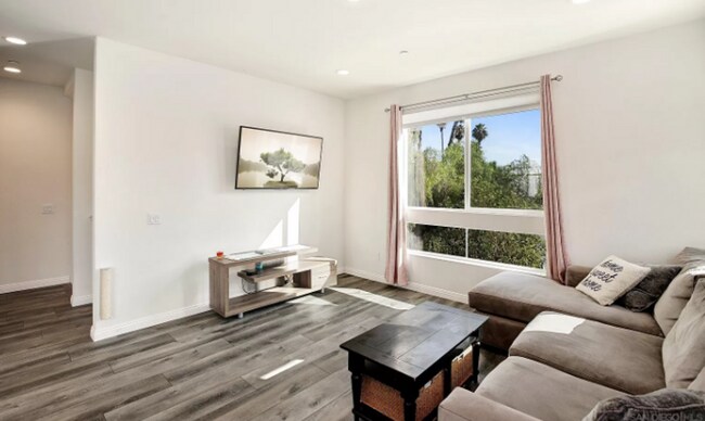 Building Photo - 2 Bed, 2.5 Bath Condo w/ Attached 2 car Ga...