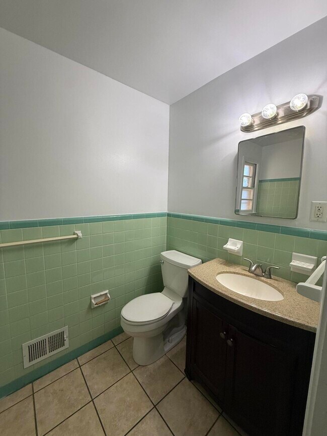 Foto del edificio - 119 Woodside Rd