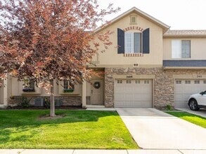 Building Photo - 2409 Adelaide Dr