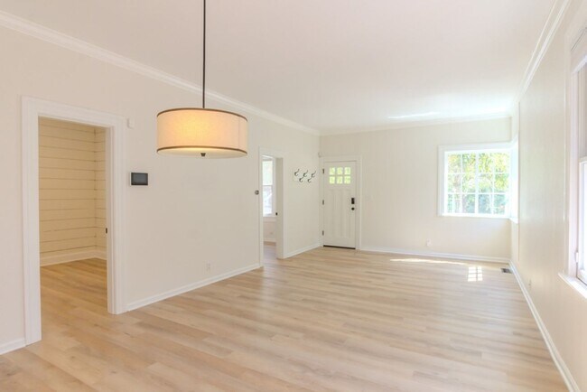 Building Photo - 3Bd/1.5Ba Seattle House