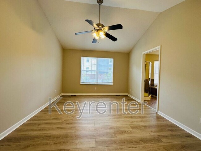 Building Photo - 806 Blue Spruce Way
