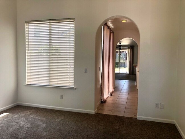Building Photo - Beautiful 3 Bedroom 2 Bath Home in North N...