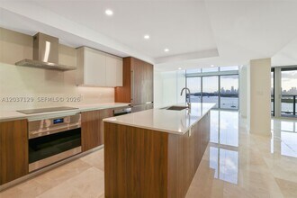 Building Photo - 1500 Bay Dr E