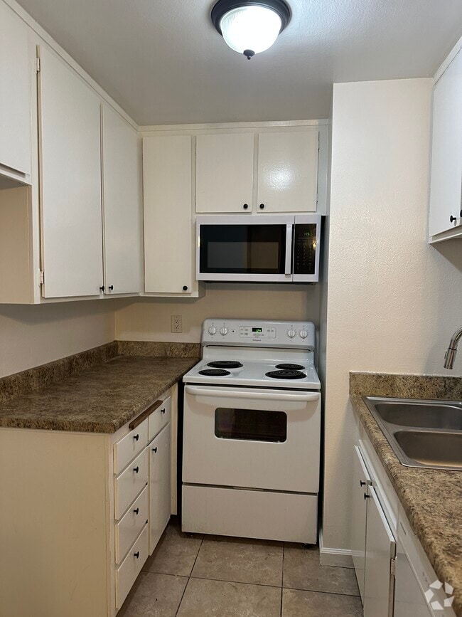 Building Photo - 3565 Linden Ave