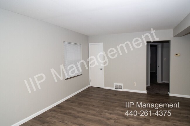 Building Photo - Bright Updated 2BD/1BA DOWN Unit in Lee-Ha...