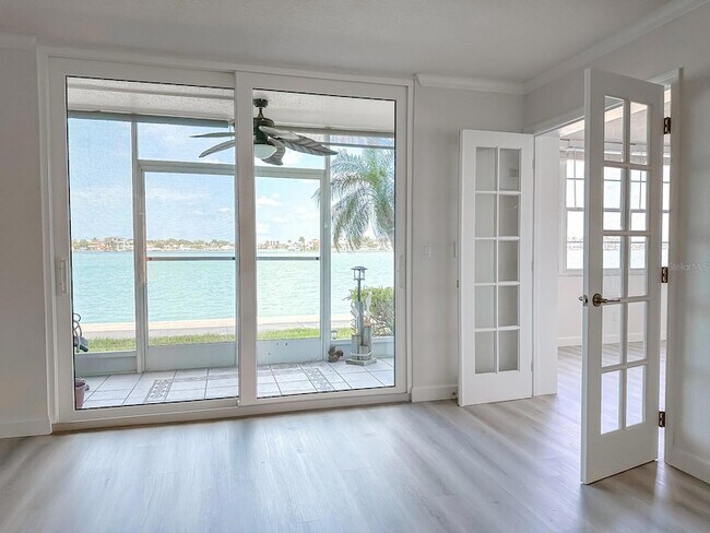 Foto del edificio - 7910 Sun Island Dr S
