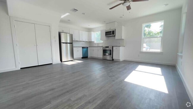 Building Photo - 7804 Crestview Dr