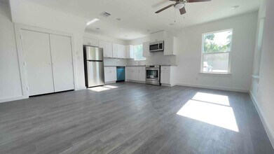 Building Photo - 7804 Crestview Dr