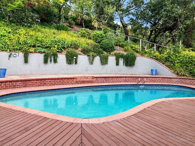 Building Photo - 4 br, 3 bath House - 17 OAK KNOLL RD