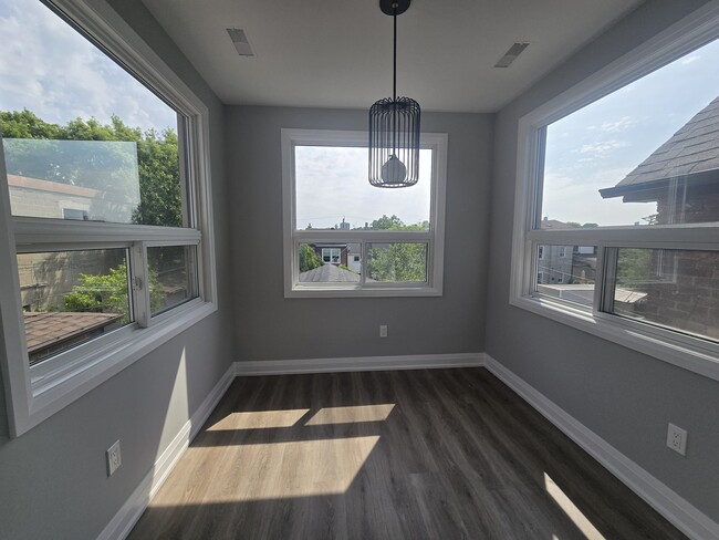 Building Photo - 253 Oakwood Av