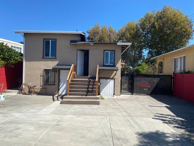 Foto del edificio - Single Family Home with Front Yard, Back Y...
