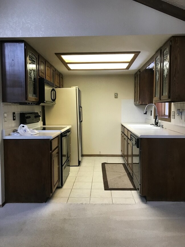 Building Photo - 3 bed, 2 bath home with a 2 car garage