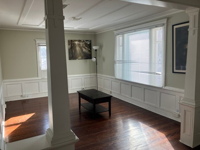 Cozy living area - 5 Pine St