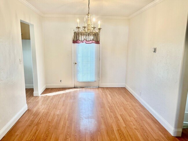 Foto del edificio - 3 br, 1 bath House - 2924 E Cornell Ave