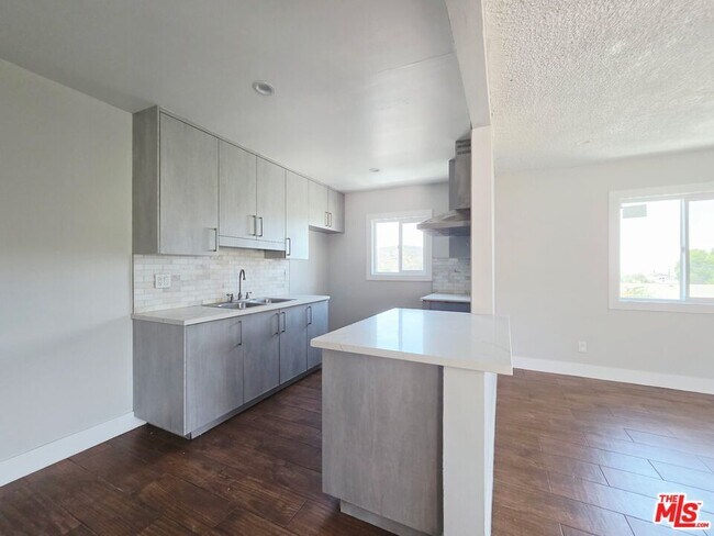 Foto del edificio - 9949 Pinewood Ave