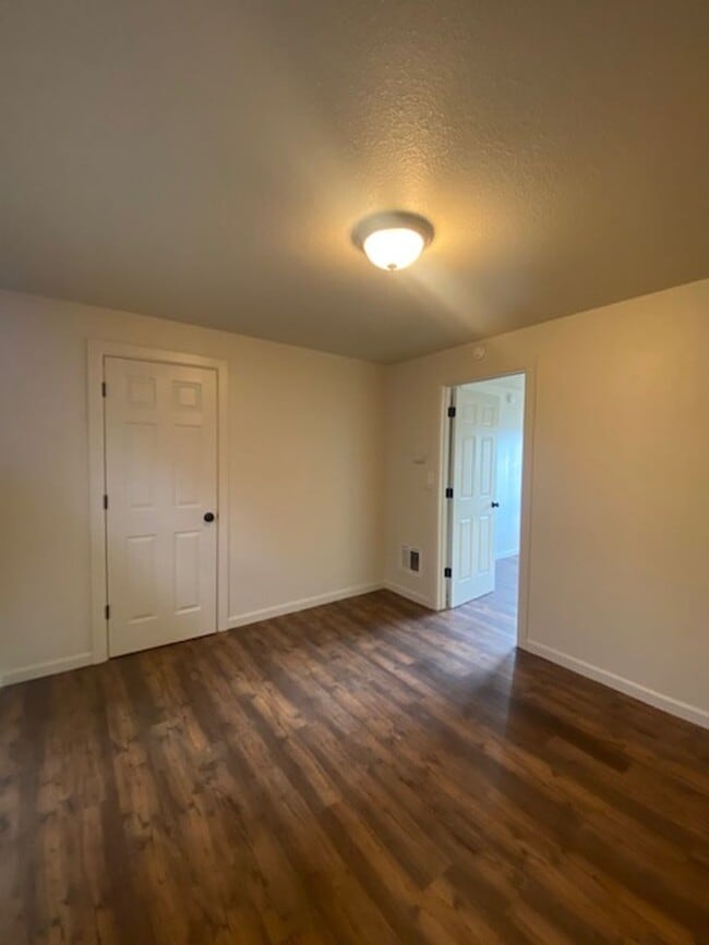 Building Photo - Recently Updated and Conveniently Located ...