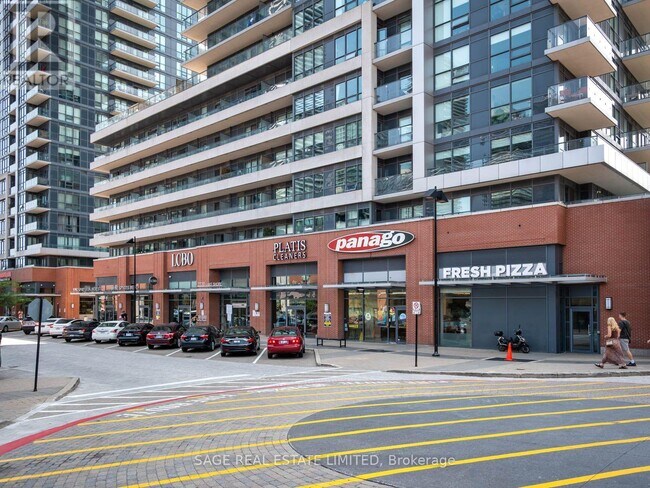 Photo du bâtiment - 2220 Lake Shore Blvd W