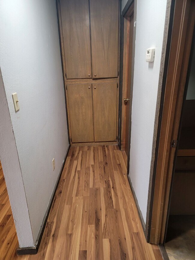 almacenamiento en el pasillo - 1801 SW 2nd St