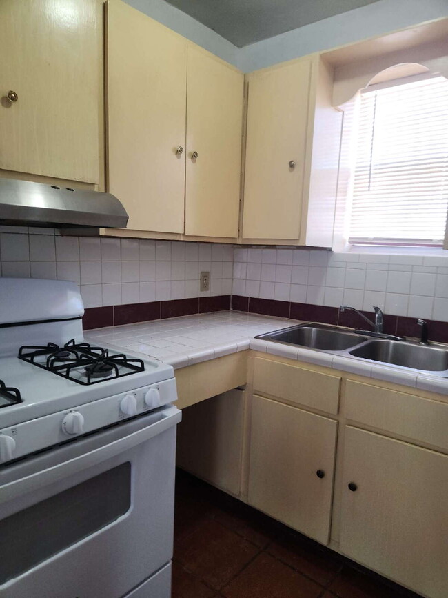 Building Photo - Available 2 bed 1 bath with large private ...