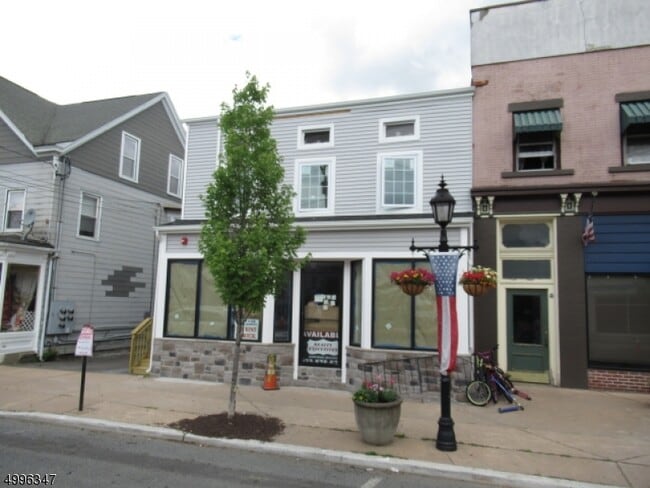 Building Photo - 121 Main St