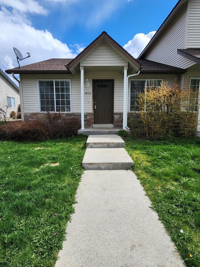 Building Photo - 1063 W Sumac Ave