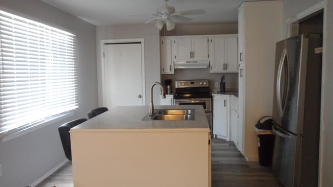 Foto del edificio - 2241 Gumwood Ave