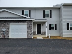 Building Photo - 142 Robert Cir
