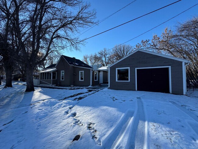 Foto del edificio - Cozy Updated 2-Bed Home with Garage