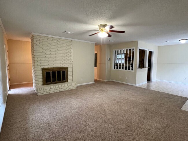 Foto del edificio - Large split level home in convenient locat...