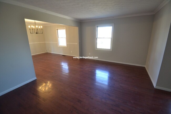 Building Photo - Cute 4 Bedroom with tons of space and 2 ca...