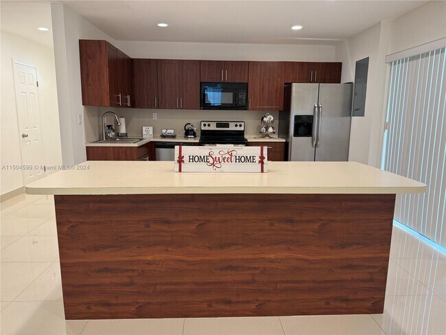 Building Photo - 3557 Estepona Ave