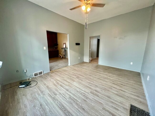 Building Photo - 87 King St E