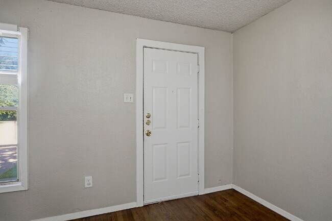Foto del edificio - "Charming 2-Bedroom Duplex in White Settlement!"
